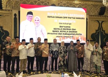 Gubenur dan Wakil Gubernur, Bupati dan Wakil Bupati beserta Walikota dan Wakil Walikota usungan partai Hanura Yang terpilih saat Memenuhi Undangan Ketum Hanura Osman Sapta Odang (OSO). di Jakarta, Sabtu (1/3/2025) foto (Porkopim)
