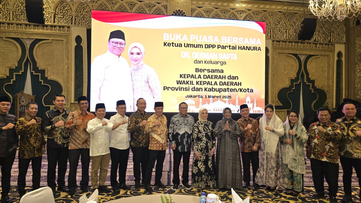 Gubenur dan Wakil Gubernur, Bupati dan Wakil Bupati beserta Walikota dan Wakil Walikota usungan partai Hanura Yang terpilih saat Memenuhi Undangan Ketum Hanura Osman Sapta Odang (OSO). di Jakarta, Sabtu (1/3/2025) foto (Porkopim)