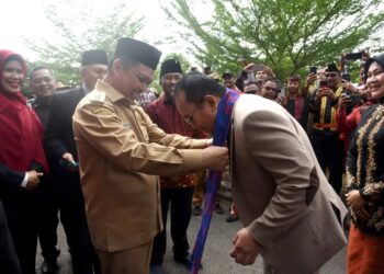 Bupati Sujiwo saat menghadiri Serah Terima Jabatan dari Pj Bupati Kubu Raya kepada Bupati dan Wakil Bupati Kubu Raya di Aula Praja Utama Kantor Bupati Kubu Raya, Selasa (4/3/2015).
