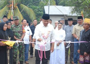 Bupati Alex disambut warga Simpang Dua saat melakukan kunker dan safari Ramadan. Foto: Prokopim Pemkab Ketapang.