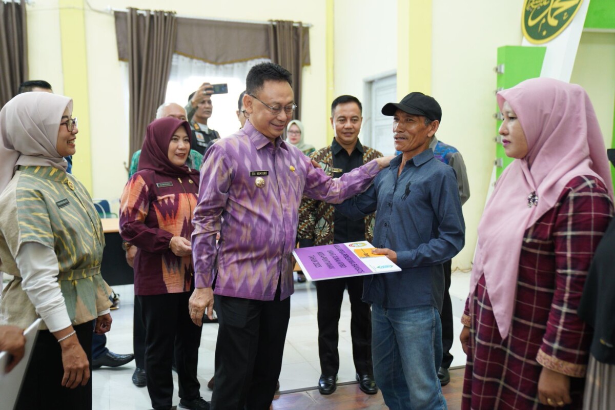 Wali Kota Pontianak Edi Rusdi Kamtono menyerahkan secara simbolis bantuan tunai bagi masyarakat Pontianak Tenggara dan Selatan.