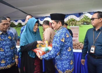 Wakil Wali Kota Pontianak Bahasan menyerahkan secara simbolis paket sembako di pasar murah Kecamatan Pontianak Utara.