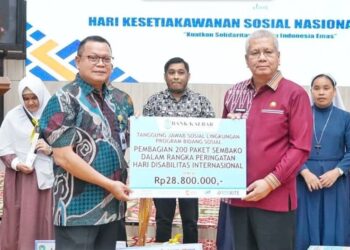 Direktur Utama Bank Kalbar, Rokidi bersama Pj Gubernur Kalbar, Harisson menyerahkan bantuan kepada penyandang Disabilitas, Jumat 13 Desember 2024. Foto: Dok Bank Kalbar
