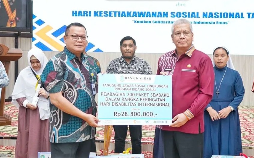 Direktur Utama Bank Kalbar, Rokidi bersama Pj Gubernur Kalbar, Harisson menyerahkan bantuan kepada penyandang Disabilitas, Jumat 13 Desember 2024. Foto: Dok Bank Kalbar