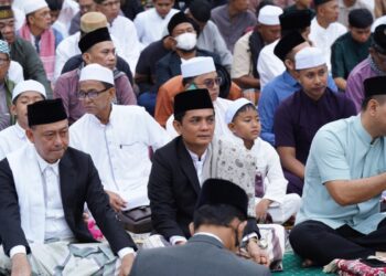 Ribuan jamaah melaksanakan Salat Id di Jalan Rahasi Usman depan Kantor Wali Kota Pontianak.