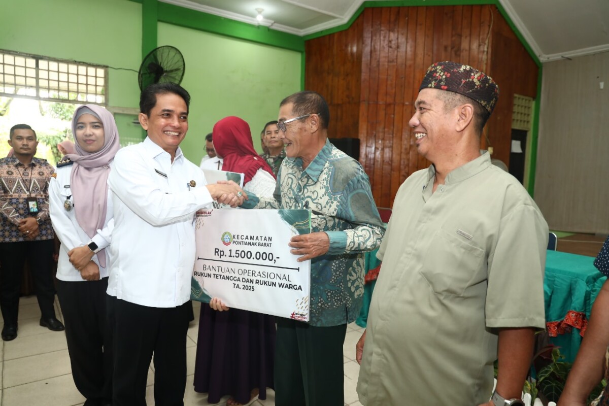 Wakil Wali Kota Pontianak Bahasan menyerahkan bantuan operasional bagi RT dan RW di Kecamatan Pontianak Barat.