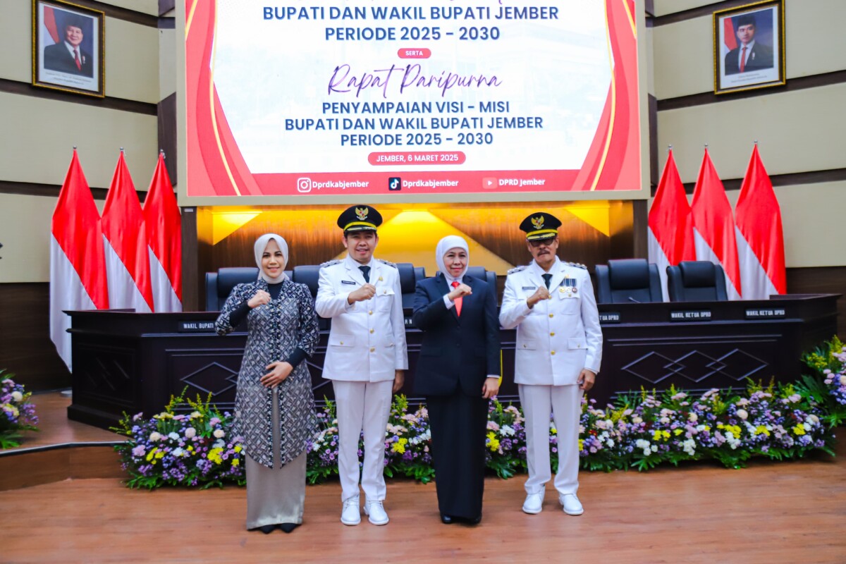 Usai Sertijab, Bupati Jember foto bersama Gubernur Jawa Timur, Khofifah Indar Parawansa (foto: Sigit Priyono/Jurnalis.co.id)
