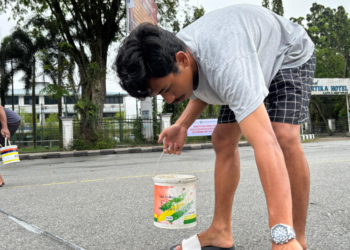 Pekerja tengah melakukan pengecatan jalur saf untuk Salat Id di depan Kantor Wali Kota Pontianak Jalan Rahadi Usman.