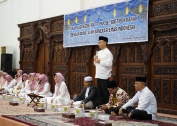 Tim Penggerak PKK (TP-PKK) Kota Pontianak menggelar buka puasa bersama anak-anak generasi emas Indonesia dari berbagai sekolah di Kota Pontianak di Aula Rumah Dinas Wali Kota Pontianak, Kamis (13/3/2025).