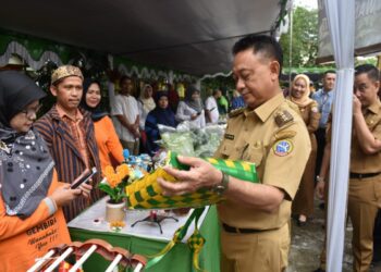 Wali Kota Pontianak Edi Rusdi Kamtono mengecek bahan pokok yang dijual di Bazar Murah di Halaman Kecamatan Pontianak Tenggara.