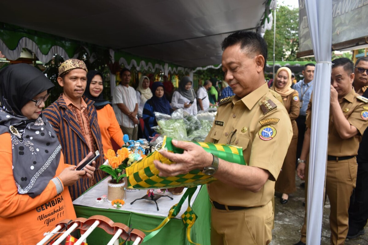 Wali Kota Pontianak Edi Rusdi Kamtono mengecek bahan pokok yang dijual di Bazar Murah di Halaman Kecamatan Pontianak Tenggara.