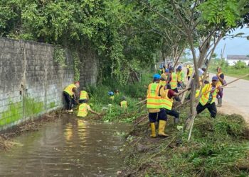 Foto :Kegiatan normalisasi parit guna memperlancar aliran air.