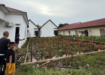 Proses pengerjaan bangunan rumah singgah pasien warga Kendawangan dan Singkup. Foto: Istimewa.