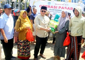 Pemerintah Kabupaten Kubu Raya menggelar operasi pasar di Desa Kapur, Kecamatan Sungai Raya, Sabtu (8/3/2025).