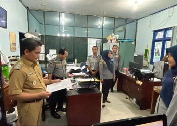 Wakil Wali Kota Pontianak Bahasan memimpin tim monitoring untuk melakukan inspeksi mendadak kehadiran ASN di sejumlah OPD lingkungan Pemkot Pontianak.