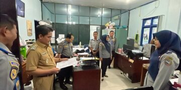 Wakil Wali Kota Pontianak Bahasan memimpin tim monitoring untuk melakukan inspeksi mendadak kehadiran ASN di sejumlah OPD lingkungan Pemkot Pontianak.