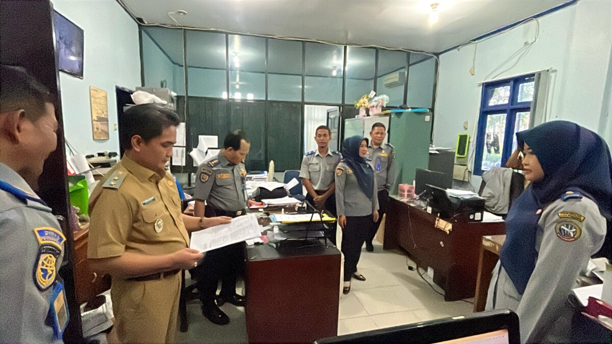 Wakil Wali Kota Pontianak Bahasan memimpin tim monitoring untuk melakukan inspeksi mendadak kehadiran ASN di sejumlah OPD lingkungan Pemkot Pontianak.