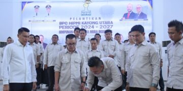 Ketua Umum BPD HIPMI Kalimantan Barat. Gulam Mohamad Sahron didampingi sekretaris umum Sudirman serta Bupati Kayong Utara Romi Wijaya saat menyaksikan menadatangan berita acara pelantikan di Aula Pendopo Bupati Sukadana. Jum'at (18/4/2025) malam. Foto: Bakri/Jurnalis co.id
