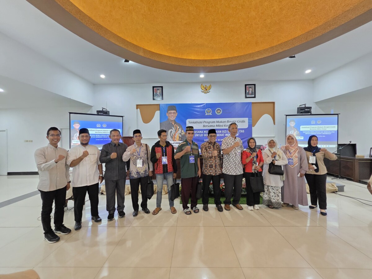 Alifudin bersama peserta sosialisasi Program Makan Bergizi Gratis. Di hotel Mahkota Sukadana. Selasa (29/4/2025). Foto: Bakri/Jurnalis.co.id