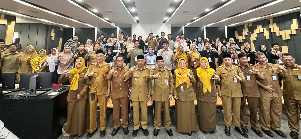 Moment foto bersama Wakil Buipati Mempawah, Sekda Pemkab Mempawah, Kepala Dispussip Mempawah beserta panitiia dan Peserta Lomba Video Konten Literasi 2025