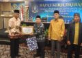 Bapak Muhklis sebagai ketua II LPTQ kabupaten Mempawah saat menerima penghargaan dari Lembaga Pengembangan Tilawatil Qur’an (LPTQ) Provinsi Kalimantan Barat