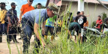 Wakil Wali Kota Pontianak Bahasan berbaur bersama warga bergotong royong membersihkan parit di Jalan Padat Karya Pontianak Timur.