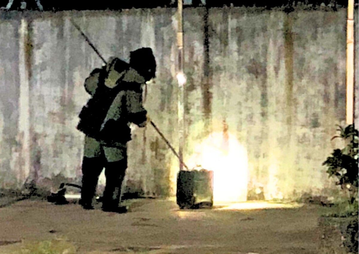 Soleh Muhroni, marbot Masjid Al-Kautsar. Ia kemudian segera melaporkan temuan itu kepada Briptu Yogie, personel PRC Polres Kubu Raya yang tinggal di dekat lokasi masjid.