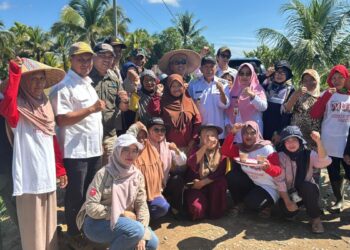 Wakil Bupati Mempawah Juli Suryadi bersama Anggota Kelompok Tani pada saat Tanam Padi Serentak dilaksanakan di Desa Sungai Purun Kecil