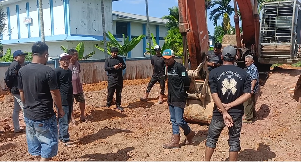 Sejumlah warga Desa Semudun saat mendatangi lokasi penimbunan badan jalan PT BABE