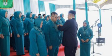 Bupati Ketapang, Alexander Wilyo menyematkan tanda jabatan kepada salah satu pengurus PKK yang baru dilantik, Senin (21/4/2025). Foto Prokopim Pemkab Ketapang.