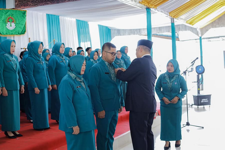 Bupati Ketapang, Alexander Wilyo menyematkan tanda jabatan kepada salah satu pengurus PKK yang baru dilantik, Senin (21/4/2025). Foto Prokopim Pemkab Ketapang.