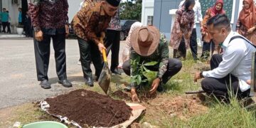 Kepala Kanwil Kemenag Kalbar, Muhajirin Yanis melakukan penanaman pohon Matoa di asrama haji Prov. Kalbar pada Selasa (22/04/2024).