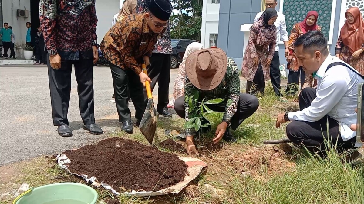 Kepala Kanwil Kemenag Kalbar, Muhajirin Yanis melakukan penanaman pohon Matoa di asrama haji Prov. Kalbar pada Selasa (22/04/2024).