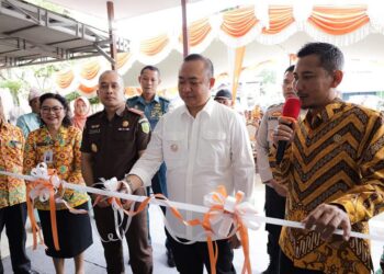 Pengguntingan vita oleh Bupati Ketapang sebagai tanda peresmia Layanan Rawat Jalan Jiwa dan Nafza, Kamis (10/10/2025). Foto: Prokopim Pemkab Ketapang.