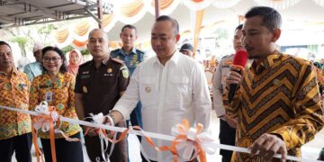 Pengguntingan vita oleh Bupati Ketapang sebagai tanda peresmia Layanan Rawat Jalan Jiwa dan Nafza, Kamis (10/10/2025). Foto: Prokopim Pemkab Ketapang.