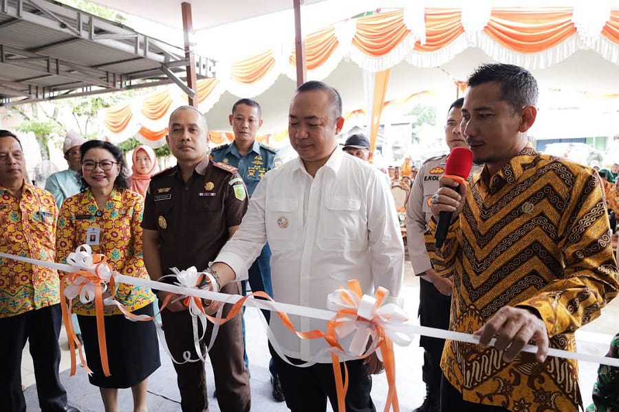 Pengguntingan vita oleh Bupati Ketapang sebagai tanda peresmia Layanan Rawat Jalan Jiwa dan Nafza, Kamis (10/10/2025). Foto: Prokopim Pemkab Ketapang.