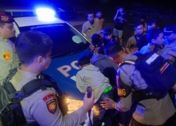 Tim Patroli Enggang Polresta Pontianak mengamankan seorang anak laki-laki yang kedapatan membawa senjata tajam berupa celurit dan satu buah mercon di kawasan Jalan Martapura, Kecamatan Pontianak Selatan, Minggu (27/04/2025) sekitar pukul 01.35 WIB.