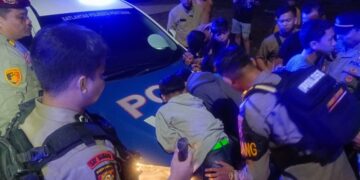 Tim Patroli Enggang Polresta Pontianak mengamankan seorang anak laki-laki yang kedapatan membawa senjata tajam berupa celurit dan satu buah mercon di kawasan Jalan Martapura, Kecamatan Pontianak Selatan, Minggu (27/04/2025) sekitar pukul 01.35 WIB.