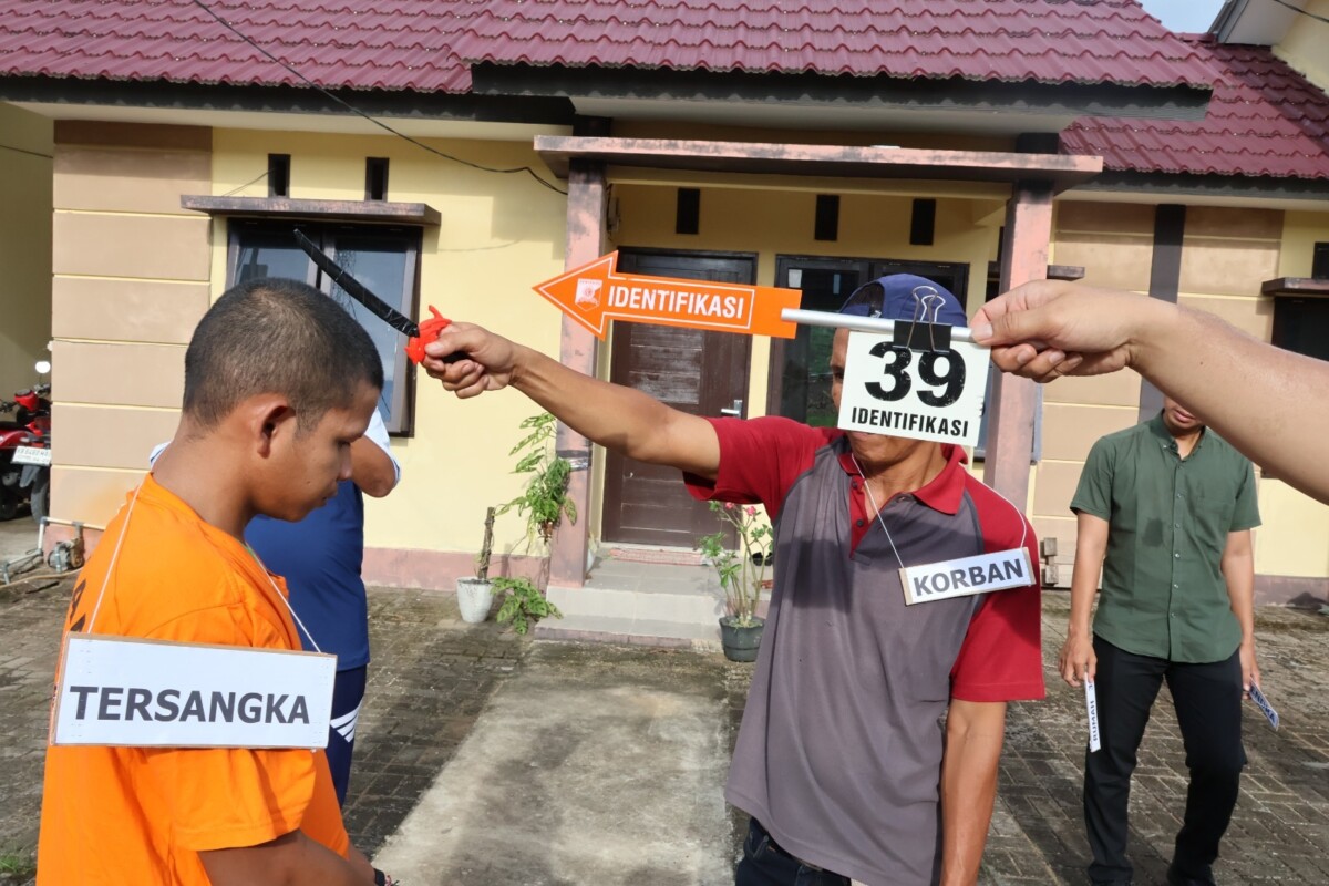 Rekonstruksi kasus perkelahian maut antara dua pemuda yang terjadi di Desa Sungai Rengas, Kecamatan Sungai Kakap, Kabupaten Kubu Raya.