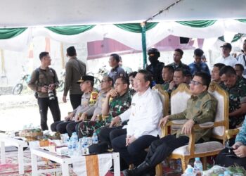Bupati Sambas, H. Satono, bersama Gubernur Kalimantan Barat, H. Ria Norsan, serta Forkopimda Kalbar, mengikuti panen raya padi serentak yang dipusatkan di Desa Mensere, Kecamatan Tebas, Kabupaten Sambas. Dok.Prokopim