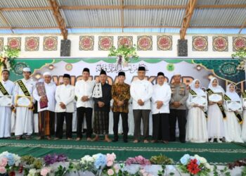 Wakil Bupati Ketapang, Jamhuri Amir menghadiri Wisuda Akbar Tahfidzul Qur’an 30 Juz dan Halal Bihalal yang digelar Pondok Pesantren Hidayahturrahman, Desa Kalinilam, Kecamatan Delta Pawan, Ketapang, Minggu (06/04/2025).