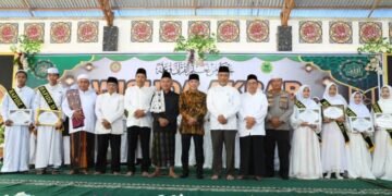Wakil Bupati Ketapang, Jamhuri Amir menghadiri Wisuda Akbar Tahfidzul Qur’an 30 Juz dan Halal Bihalal yang digelar Pondok Pesantren Hidayahturrahman, Desa Kalinilam, Kecamatan Delta Pawan, Ketapang, Minggu (06/04/2025).