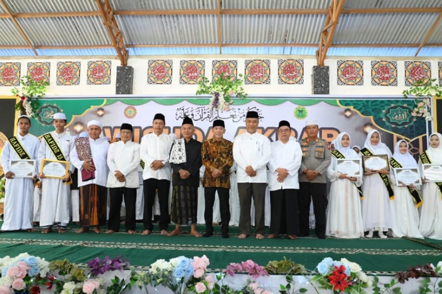 Wakil Bupati Ketapang, Jamhuri Amir menghadiri Wisuda Akbar Tahfidzul Qur’an 30 Juz dan Halal Bihalal yang digelar Pondok Pesantren Hidayahturrahman, Desa Kalinilam, Kecamatan Delta Pawan, Ketapang, Minggu (06/04/2025).