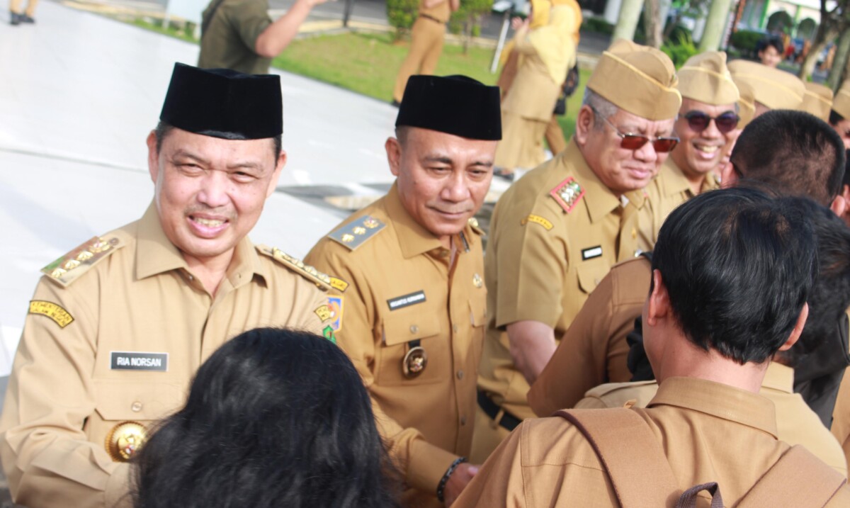 Gubernur Kalbar, Ria Norsan bersama Wakil Gubernur Kalbar, Krisantus bersalaman dengan para ASN usai apel pagi bersama awal bulan sekaligus silaturahmi bersama seluruh ASN Pemprov kalbar di halaman kantor Gubernur pada Selasa (8/4/2025). Foto : Deny Wahyu Hendrata.