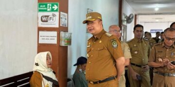 Bupati Ketapang, Alexander Wilyo ketika meninjau langsung pelayanan kesehatan RSUD Agoesdjam Ketapang. Foto: Istimewa.