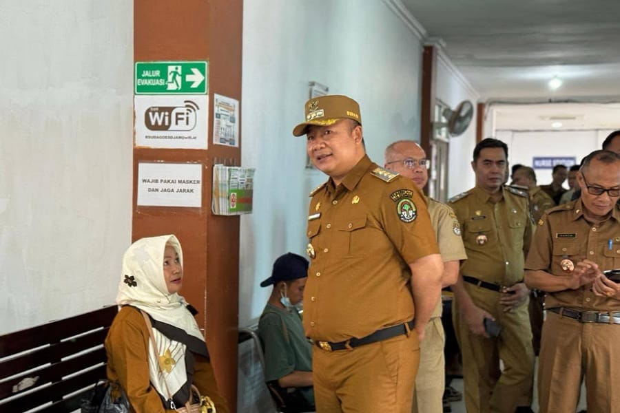Bupati Ketapang, Alexander Wilyo ketika meninjau langsung pelayanan kesehatan RSUD Agoesdjam Ketapang. Foto: Istimewa.