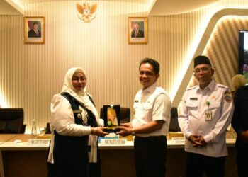 Wakil Wali Kota Pontianak Bahasan menerima cenderamata dari Wakil Bupati Kotawaringin Timur Irawati.