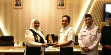 Wakil Wali Kota Pontianak Bahasan menerima cenderamata dari Wakil Bupati Kotawaringin Timur Irawati.