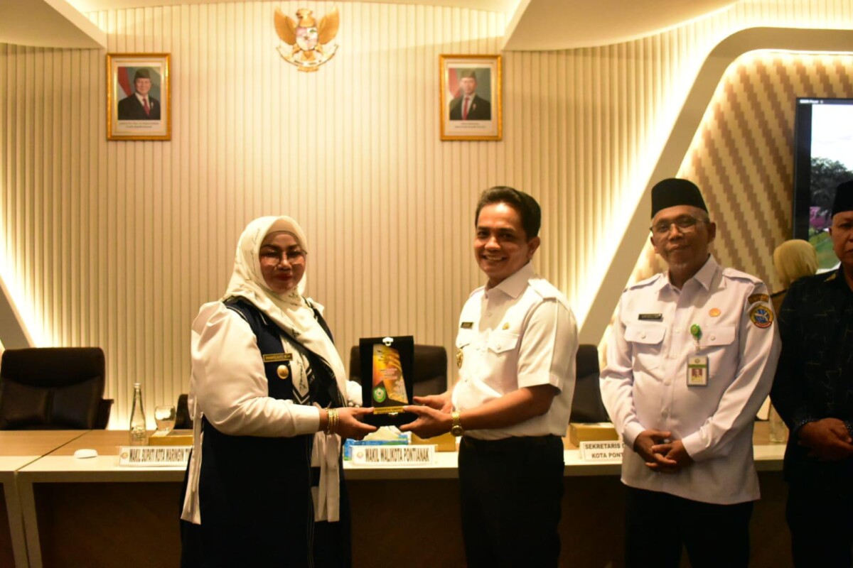 Wakil Wali Kota Pontianak Bahasan menerima cenderamata dari Wakil Bupati Kotawaringin Timur Irawati.