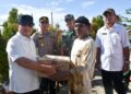 Bupati Sujiwo saat mengikuti kegiatan gerakan tanam padi di Lahan Kelompok Tani (Poktan) Wanara Jaya, Desa Arang Limbung, Kecamatan Sungai Raya, Rabu (23/4/2025).